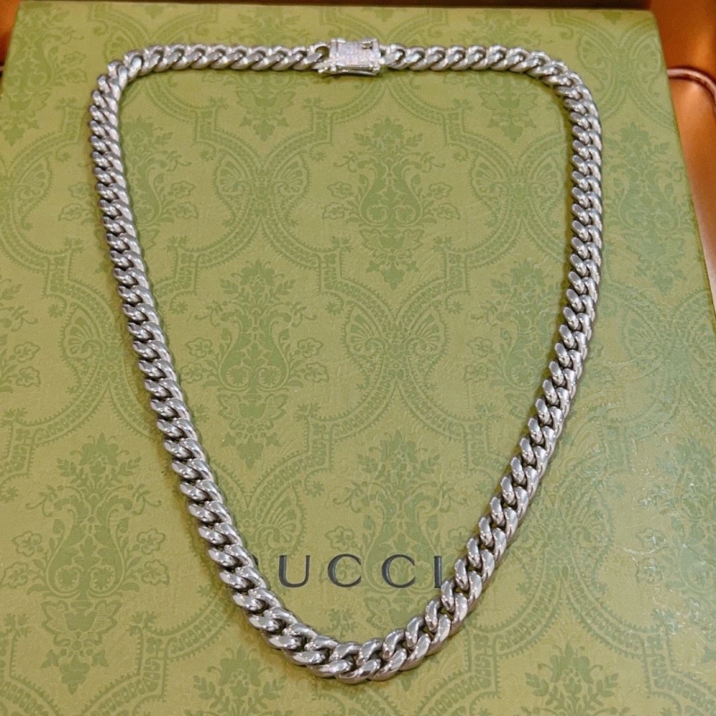 G*u*i necklaces